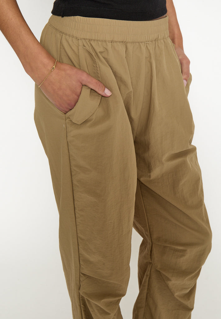 Desires DSIsla HW Parachute Pant Pant 4073 Kelp Sand