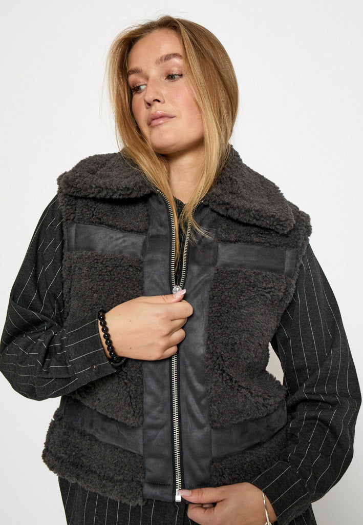 Minus MSAlda Faux Fur Vest Vest 100 Black