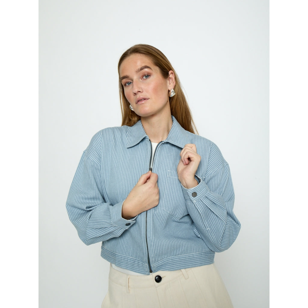 Minus MSChanni Short Jacket Jacket 001S Light denim Strip.