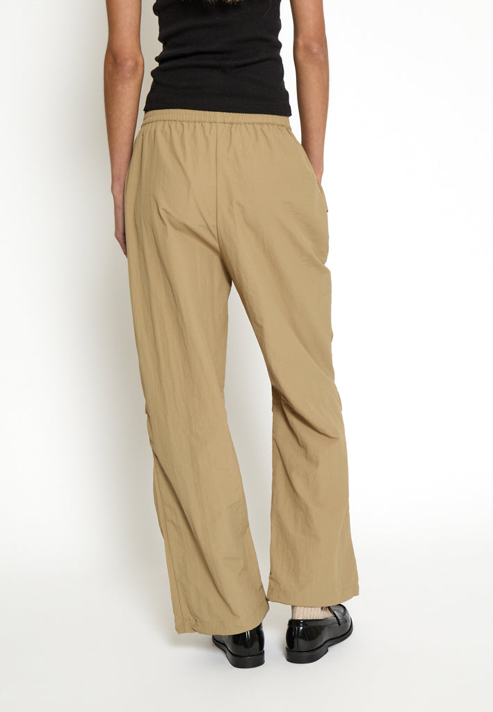 Desires DSIsla HW Parachute Pant Pant 4073 Kelp Sand