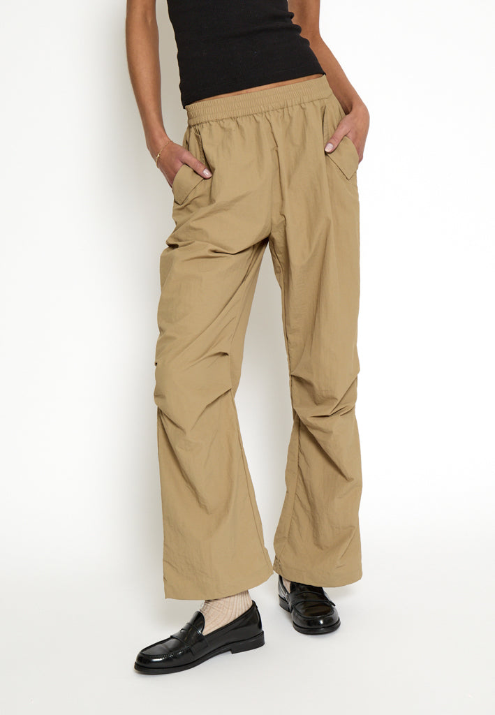 Desires DSIsla HW Parachute Pant Pant 4073 Kelp Sand