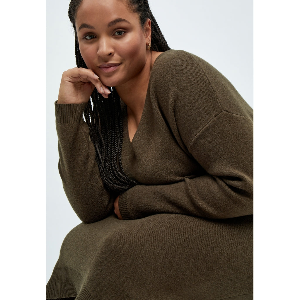 Peppercorn Rosalia V-Neck Knee Length Knit Dress Curve Dress 5061 Madder Brown