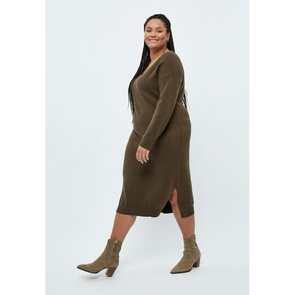 Peppercorn Rosalia V-Neck Knee Length Knit Dress Curve Dress 5061 Madder Brown