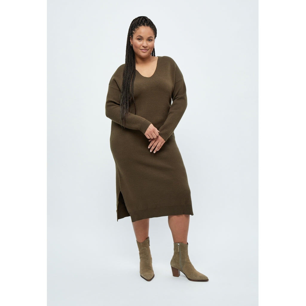 Peppercorn Rosalia V-Neck Knee Length Knit Dress Curve Dress 5061 Madder Brown